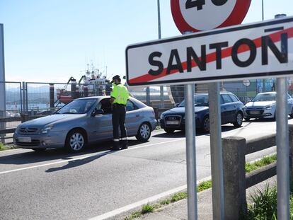 Varios agentes de la Guardia Civil controlan los accesos a la localidad cántabra de Santoña este miércoles.