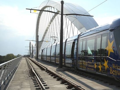 El tranvía que une Estrasburgo y Khel en el momento de cruzar la frontera. 