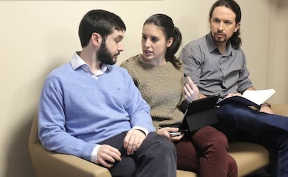 Pablo Bustinduy, a la izquierda, junto a Irene Montero y Pablo Iglesias, en la sede de Atresmedia en Madrid en diciembre de 2015.