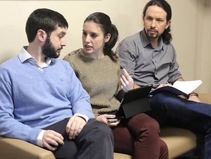 Pablo Bustinduy, a la izquierda, junto a Irene Montero y Pablo Iglesias, en la sede de Atresmedia en Madrid en diciembre de 2015.