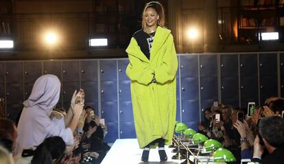 Rihanna saluda tras presentar su última colección para Puma, el pasado 6 de marzo en París.