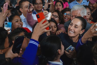 Claudia Sheinbaum durante una visita a la escuela secundaria Moisés Sáenz, en Papalotla, Estado de México.