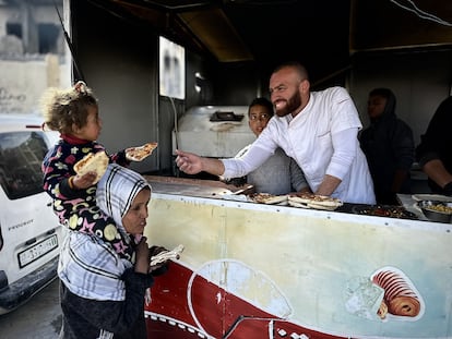 Mohammed Al-Omrin reparte pizzas en la ciudad de Gaza