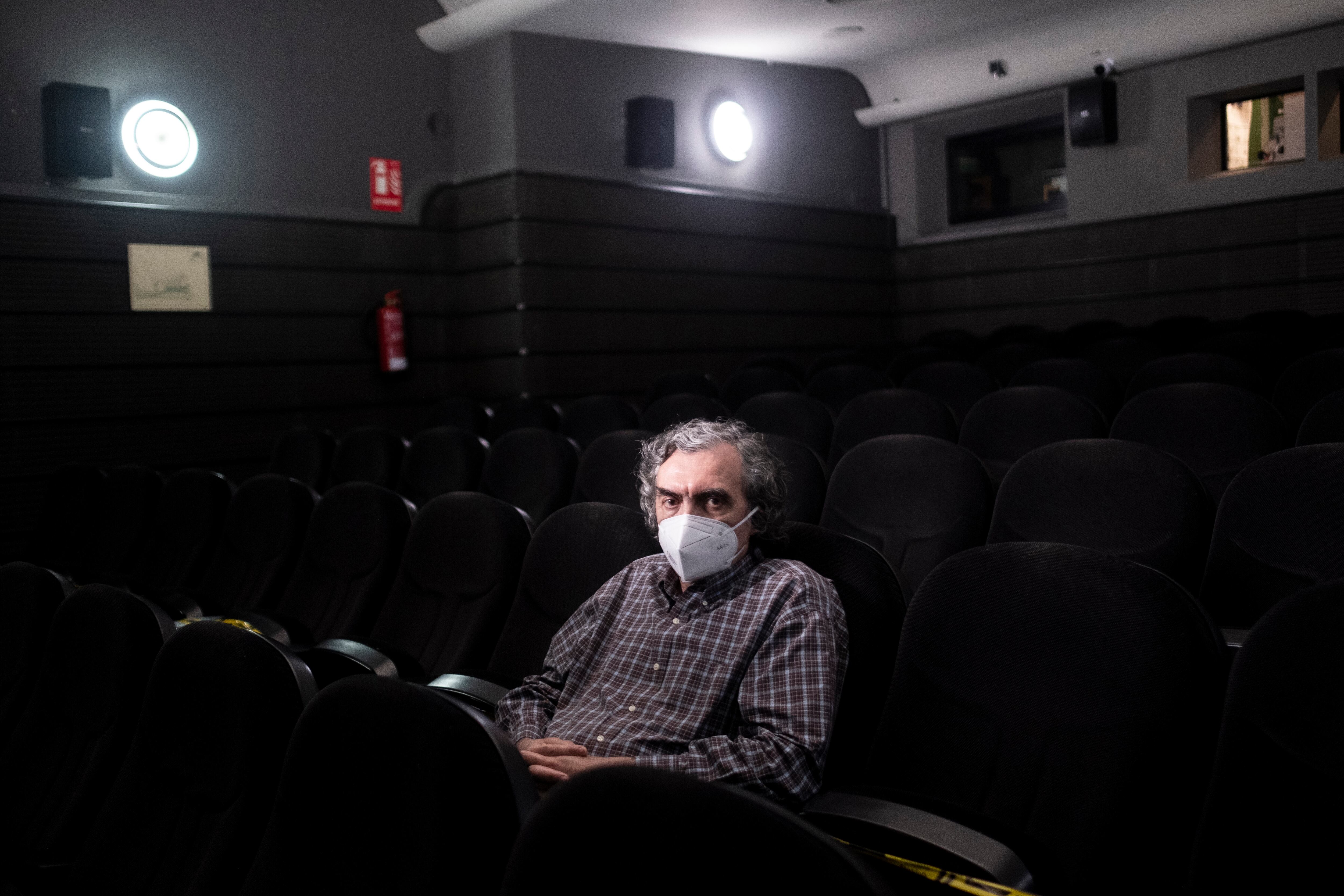 Ángel Balanza, de 66 años, espectador de la filmoteca en la sala 2 de los Cines Doré.