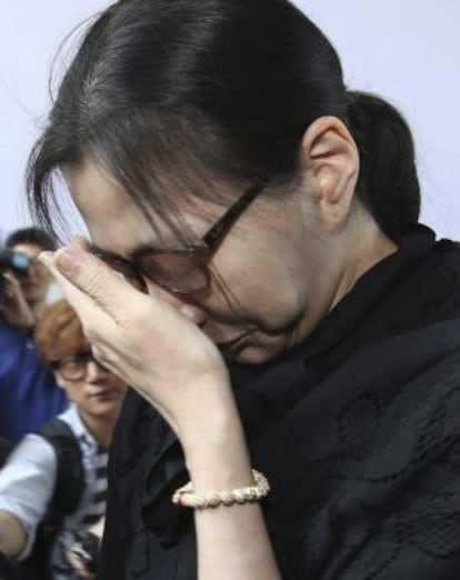 La exvicepresidenta de Korean Air, Cho Hyun-ah, se cubre el rostro al abandonar la Corte de Apelaciones del Tribunal Superior de Seúl.