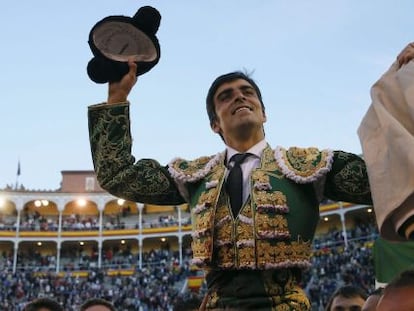 Miguel &Aacute;ngel Perera, a punto de salir a hombros por la puerta grande de Las Ventas tras cortar tres orejas.