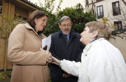 Los portavoces del PSOE en el Congreso y en el Ayuntamiento de Madrid, Soraya Rodríguez (i) y Jaime Lissavetzky, respectivamente, conversan con una de las inquilinas de un edificio municipal.