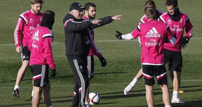 Carlo Ancelotti da indicaciones a sus jugadores durante el entrenamiento