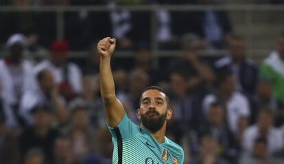 Arda Turan celebra el gol del empate. 