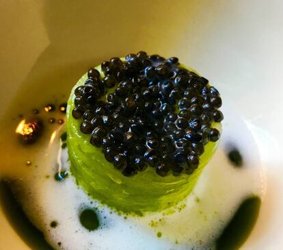 TARTA DE PEPINO, SUERO DE LECHE Y CAVIAR / CAPEL