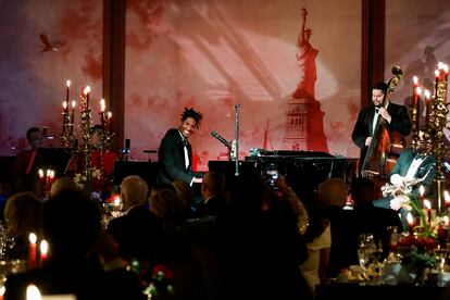 Además, Batiste fue el encargado de poner sonido a la cena. Este año, el director de orquesta y director musical ha logrado cinco premios Grammy, incluido el de álbum del año por 'We Are'.
