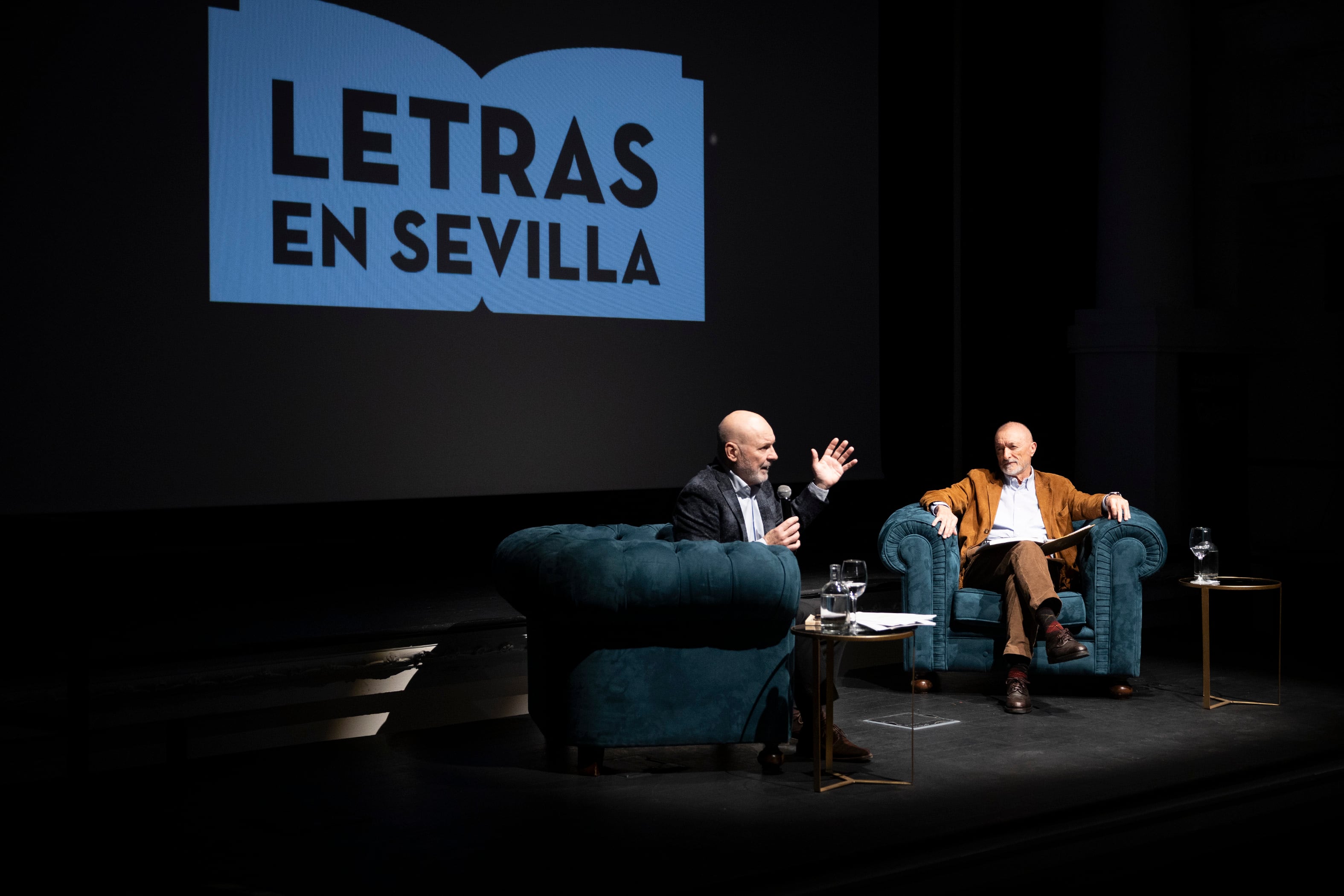 Arturo Pérez-Reverte  y Jesús Vigorra, en la rueda de prensa este lunes en Sevilla. 