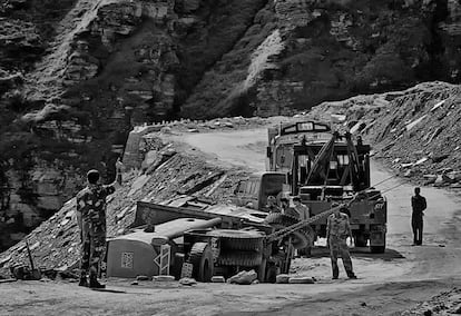 Esta carretera conecta Leh (capital de Ladakh) y Srinagar. En esta área los accidentes son habituales debido al mal estado de las carreteras y a la climatología. Esta es una zona sensible debido a los conflictos derivados de la disputa de tierras fronterizas con Pakistán, lo que llevó hace años a la guerra en Kargil, punto que atraviesa esta carretera. La presencia militar es abrumadora.
