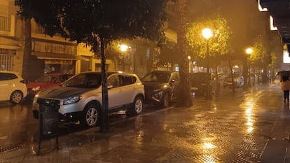 Una calle de la capital onubense durante la madrugada del 31 de octubre.

La Agencia Estatal de Meteorología (Aemet) ha activado el aviso naranja por lluvias y tormentas para este viernes en la provincia de Huelva. Todo ello en marcado en el paso de la DANA que el sábado aterrizó en la cuenca del Guadalquivir y que ya registra más de 1.600 incidencias de este a oeste en la comunidad.

SOCIEDAD