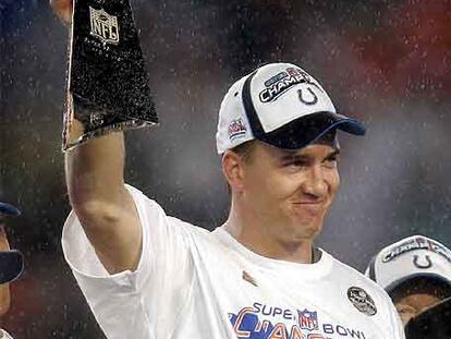 Peyton Manning levanta el trofeo de la Super Bowl.