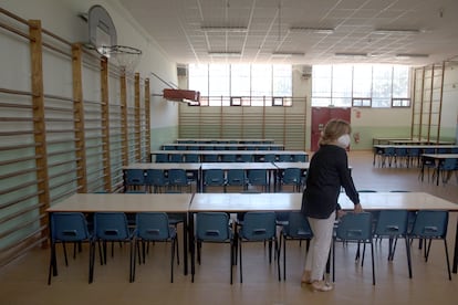 La directora de centro madrileño Joaquin Costa, Maribel Jiménez, muestra el nuevo comedor habilitado en su centro en las instalaciones de un gimnasio.