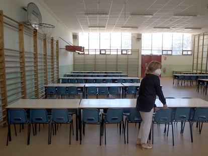 La directora de centro madrileño Joaquin Costa, Maribel Jiménez, muestra el nuevo comedor habilitado en su centro en las instalaciones de un gimnasio.