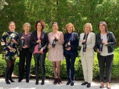 Mª Cruz Fernández (segunda por la izquierda), Lucía y Olga (quinta y sexta), hijas de Alejandro Fernández, acompañadas por hijas y sobrinas, ayer en Madrid.