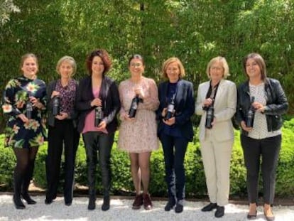 Mª Cruz Fernández (segunda por la izquierda), Lucía y Olga (quinta y sexta), hijas de Alejandro Fernández, acompañadas por hijas y sobrinas, ayer en Madrid.