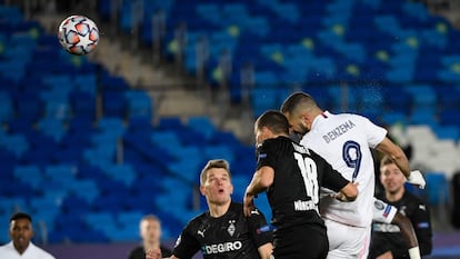 Karim Benzema cabecea a portería en el partido de Champions contra el Borussia Moenchengladbach.