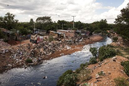 Imagen de uno de los arroyos cargados de basura que reoden el vertedero de Cateura en Asunción (Paraguay) el 30 de diciembre de 2013.