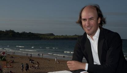 El músico gallego Carlos Nuñez, en la playa del Sardinero, Santander