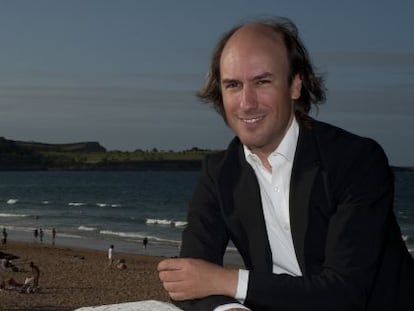 El músico gallego Carlos Nuñez, en la playa del Sardinero, Santander