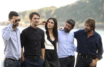 El realizador, Alberto Rodríguez (2d), posa junto a los actores de su película 'La isla mínima' Antonio de la Torre, Raúl Arévalo, Jesús Castro y Nerea Barros que participan en la 62 edición del Festival de Cine donostiarra.