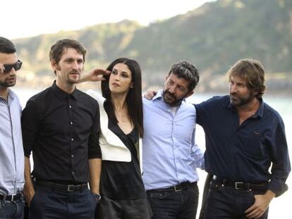 El realizador, Alberto Rodr&iacute;guez (2d), posa junto a los actores de su pel&iacute;cula &#039;La isla m&iacute;nima&#039; Antonio de la Torre, Ra&uacute;l Ar&eacute;valo, Jes&uacute;s Castro y Nerea Barros que participan en la 62 edici&oacute;n del Festival de Cine donostiarra. 