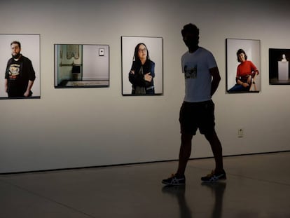 Un visitant a la sala amb retrats de Sophie Köhler a Can Framis.