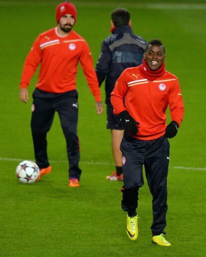 Joel Campbell (D) durante el entrenamiento