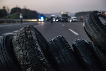 Pneumàtics bloquegen l'autopista AP-7, a l'altura de Girona.