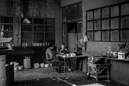 Mr. Barata (right) lives in the abandoned factory where he worked as a sworn guard for years. After several months without pay, he lost his apartment and decided to settle in the premises that he protected for a long time.