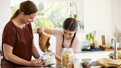 ¿Cómo conservar el café en casa?, ¿Cómo conservar el café molido fresco?, ¿Dónde guardar el café molido?, Recipiente para guardar café molido, ¿Dónde se guarda el aceite?, ¿Cómo se almacena el aceite de oliva?, ¿Cuánto tiempo se puede almacenar el aceite?, Condiciones de conservación del aceite de oliva, Recipiente para guardar aceite de oliva, ¿Cómo se debe conservar la harina?, ¿Cuánto tiempo se conserva la harina de trigo?, Recipiente para guardar harina, ¿Cuál es el mejor sitio para almacenar patatas?,¿Dónde poner las cebollas en la cocina?, cesta para patatas, Recipiente para guardar patatas, ¿Cómo se almacenan las cebollas?, ¿Dónde guardar los ajos y cebollas?, como conservar cebollas