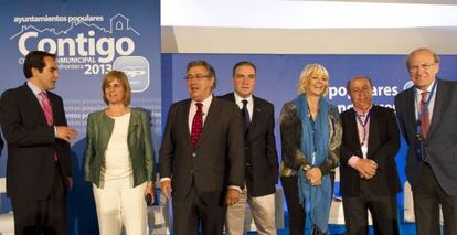 Zoido, en el centro, con alcaldes del PP en Andaluc&iacute;a.