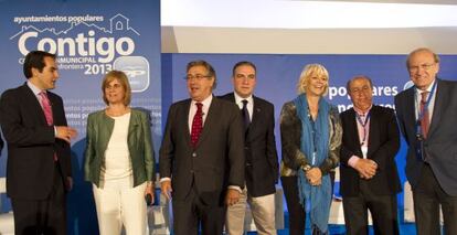 Zoido, en el centro, con alcaldes del PP en Andalucía.