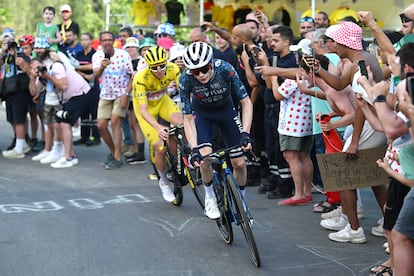 Vingegaard, delante de Pogacar, en la penúltima etapa del pasado Tour.