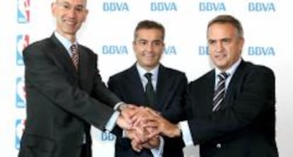 El consejero delegado del BBVA, Ángel Cano, junto al jefe de operaciones de la NBA, Adan Silver, y el presidente de la Liga de Fútbol Profesional (LFP), José Luis Astizarán