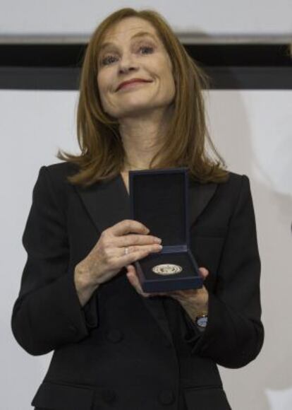 Isabelle Huppert, al recibir la medalla de la UNAM.