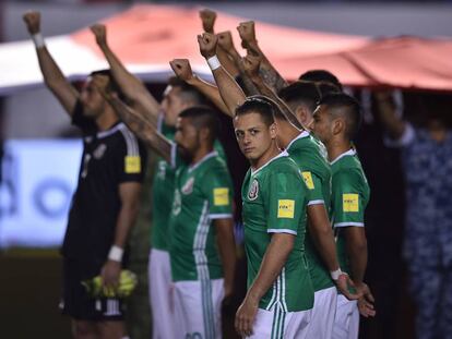 Chicharito durante un partido con la selección de México.