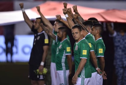 Chicharito durante un partido con la selección de México.