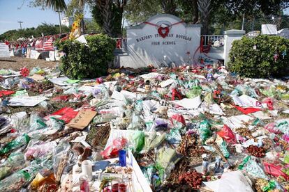 O monumento improvisado em frente ao instituto de escola secundária Stoneman Douglas, enquanto professores e estudantes abandonam as salas de aula para protestar contra a violência armada em Parkland, Flórida.