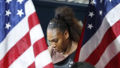 Serena Williams, reflexiva, durante la ceremonia final después de caer derrotada ante Osaka en Nueva York.