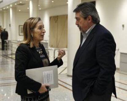 La ministra de Fomento, Ana Pastor, conversa con el senador socialista Juan Alberto Belloch, esta tarde en los pasillos de la Cámara Alta donde se celebra la sesión de control al Gobierno.