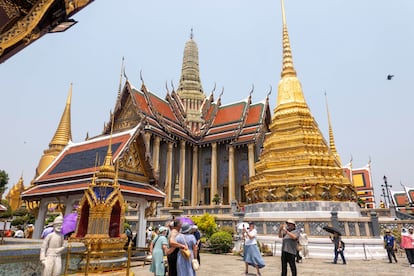 Turistas y locales en el Gran Palacio de Bangkok, levantado en 1782.
