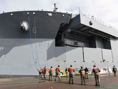 Marinos atracan el USS John L. Canley en la Base Naval Aérea Norte, de Coronado, California, a principios de febrero.