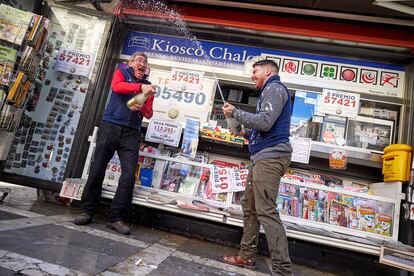 Kiosco Chalo de Plaza Nueva de Granada, regentado con Paco Bartolome (padre e hijo), han vendido cuatro quintos, el segundo y Gordo.