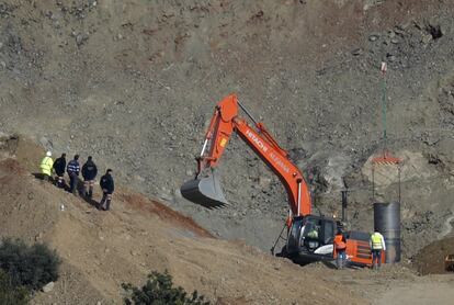 Mientras los operarios rellenan este jueves con tierra los alrededores del tubo por el que se introducirían los mineros horas más tarde, éstos vigilaban las tareas de cerca, concentrados y conscientes de que llegaba su momento.