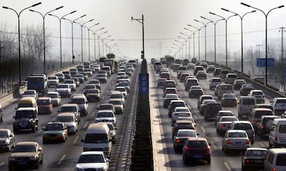 Tr&aacute;fico en una carretera en Pek&iacute;n (China).