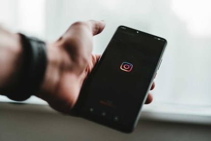 Icono de Instagram en un smartphone